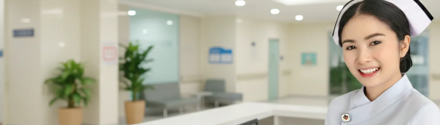 Thailändische Krankenschwester arbeiten im Empfang in einem Krankenhaus
