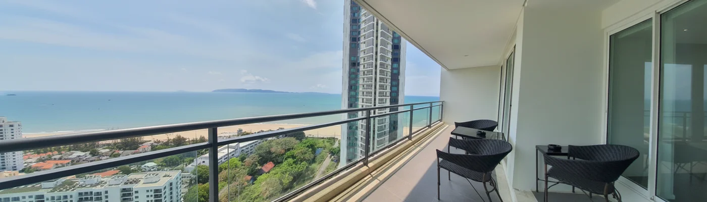 Blick über den Golf von Thailand in Pattaya vom modernen Balkon aus