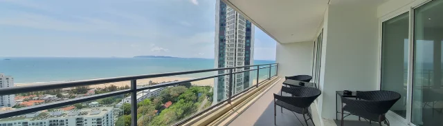 Blick über den Golf von Thailand in Pattaya vom modernen Balkon aus