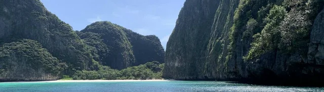 Thailand Strand im Hintergrund mit Bergen