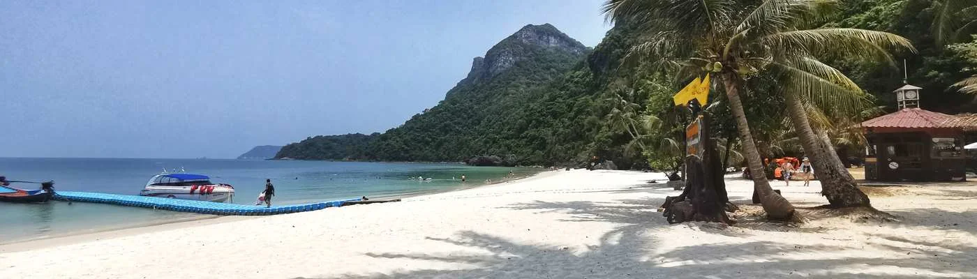 Strand mit künstlichem Anleger im südlichen Thailand