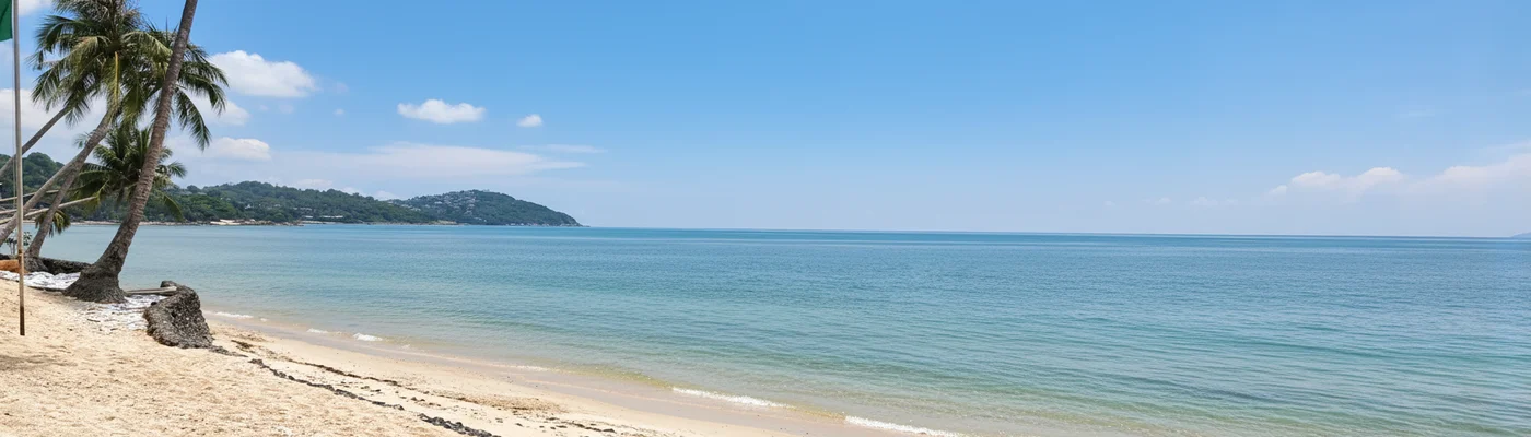 Sonniger Strand mit ruhigem Meer.