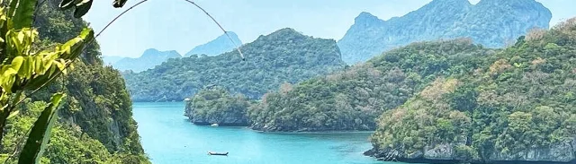 Türkisblaue Bucht mit grünen Inseln.