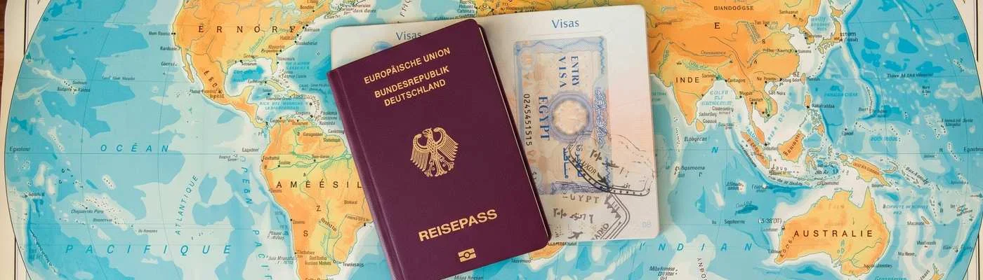 Deutscher Reisepass liegt auf einer Landkarte